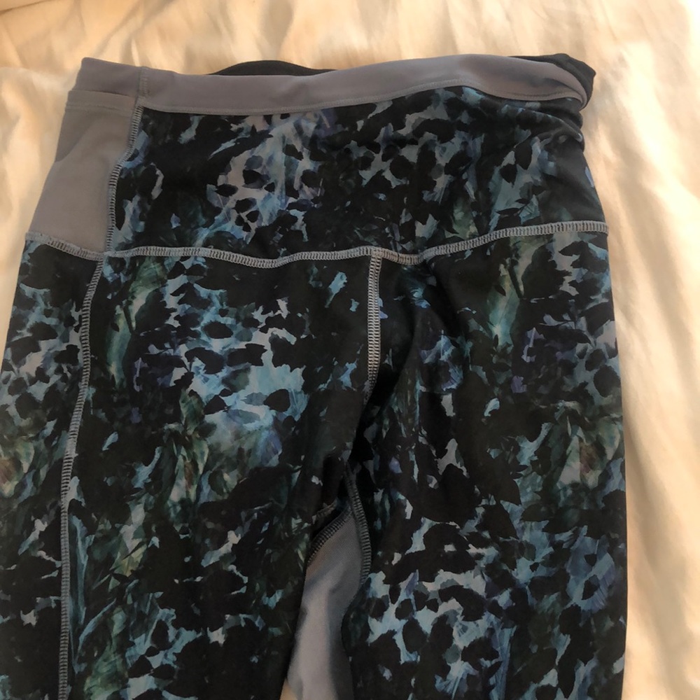 NEVER WORN Lululemon size 6 leggings with Mesh